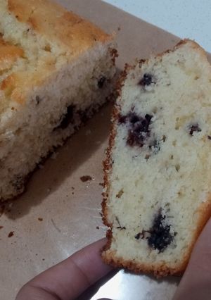 Una foto de Budín de limón y arándano 🍋🍇