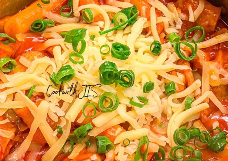 Tteokbokki (korean spicy rice cake)
