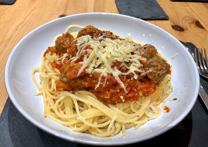 Meatballs, Rich Tomato sauce with Garlic Spaghetti