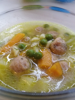 Májgombóc leves zöldségekkel recept fotója