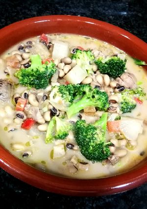 Una foto de Guiso de alubias, careta con castañas y brócoli - vegano