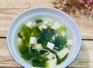 Hình của món Canh Rong Biển Nấm Kim Châm.