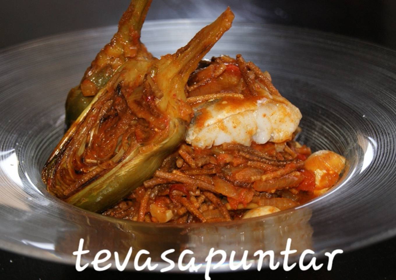 Fideuá de alcachofas con bacalao