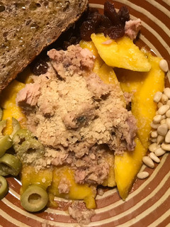 Una foto de Ensaladita de mango con atún, piñones, pasas