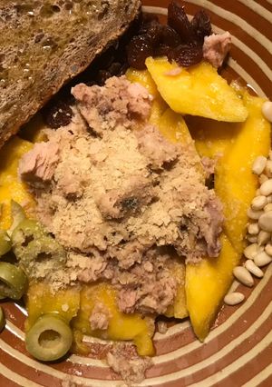 Foto principal de Ensaladita de mango con atún, piñones, pasas