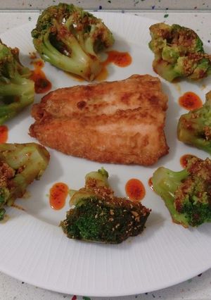 Foto principal de Salmón frito y brócolis salteados con ajos y pimentón