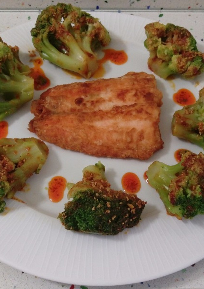 Una foto de Salmón frito y brócolis salteados con ajos y pimentón