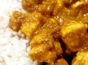 Una foto de pollo al pimentón y curry