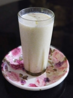 બદામ મિલ્કશેક (Badam Milkshake Recipe In Gujarati) રેસીપી મુખ્ય ફોટો