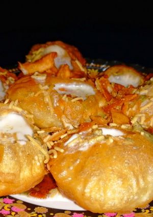 A picture of Dahi golgappa.