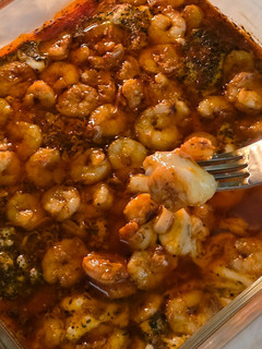 Una foto de Provolone con gambas al ajillo