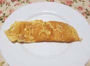 Una foto de omelette de huevo con relleno