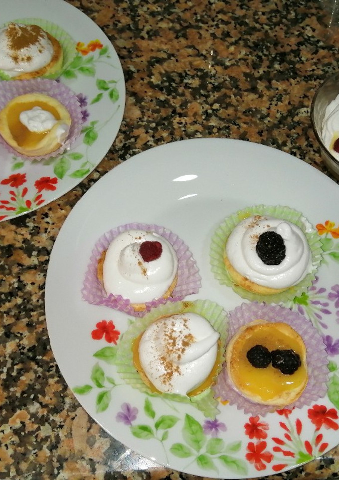 Una foto de Mini Tartaletas de lemon curd y merengue