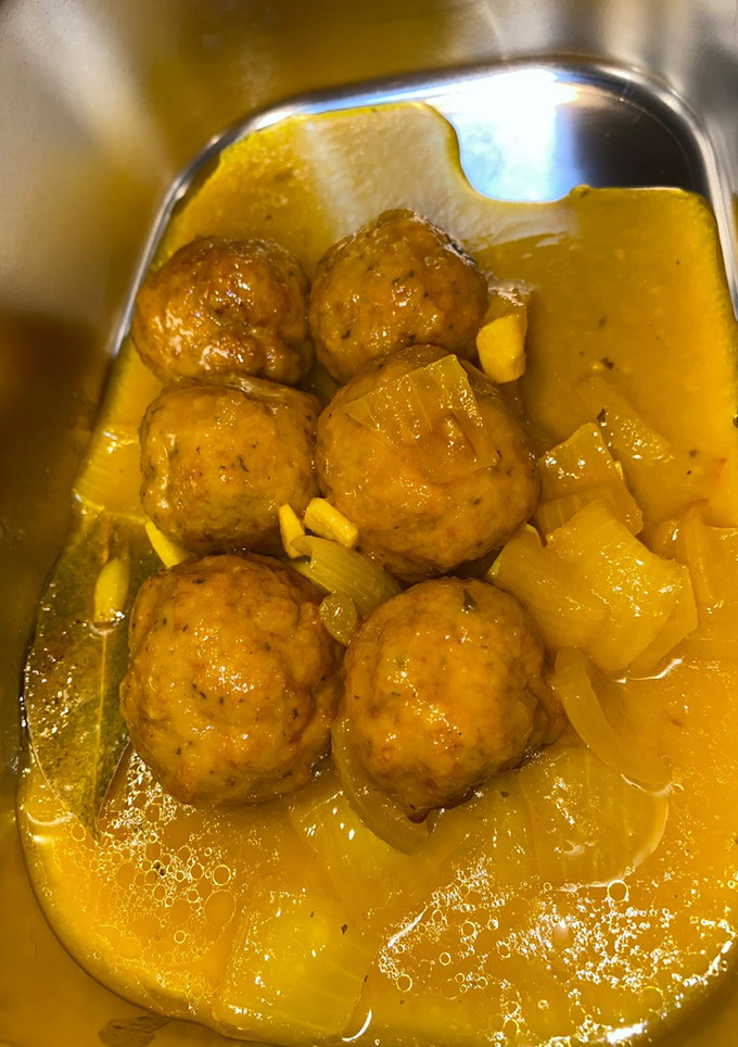 Una foto de Albóndigas en amarillo