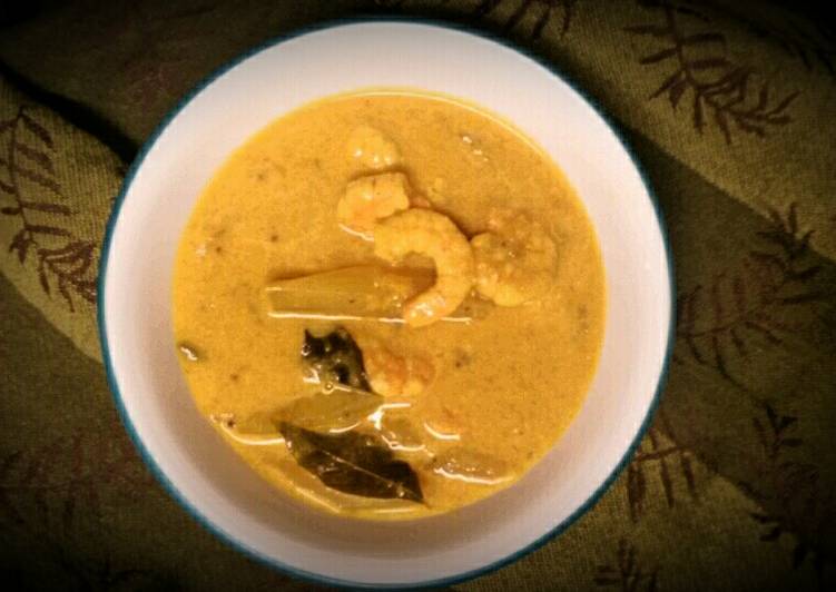 The Simple and Healthy Chemmeenum Mangayum- Prawns curry with Raw Mango &amp; Coconut milk