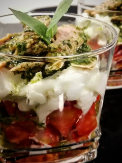 Una foto de Ensalada de tomate, mozzarella y aceite de albahaca