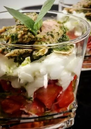 Una foto de Ensalada de tomate, mozzarella y aceite de albahaca