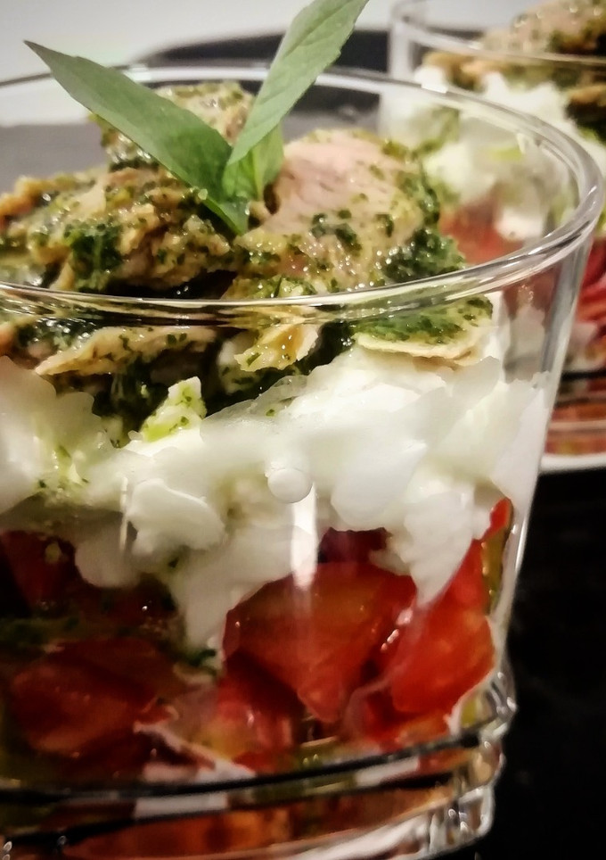 Una foto de Ensalada de tomate, mozzarella y aceite de albahaca