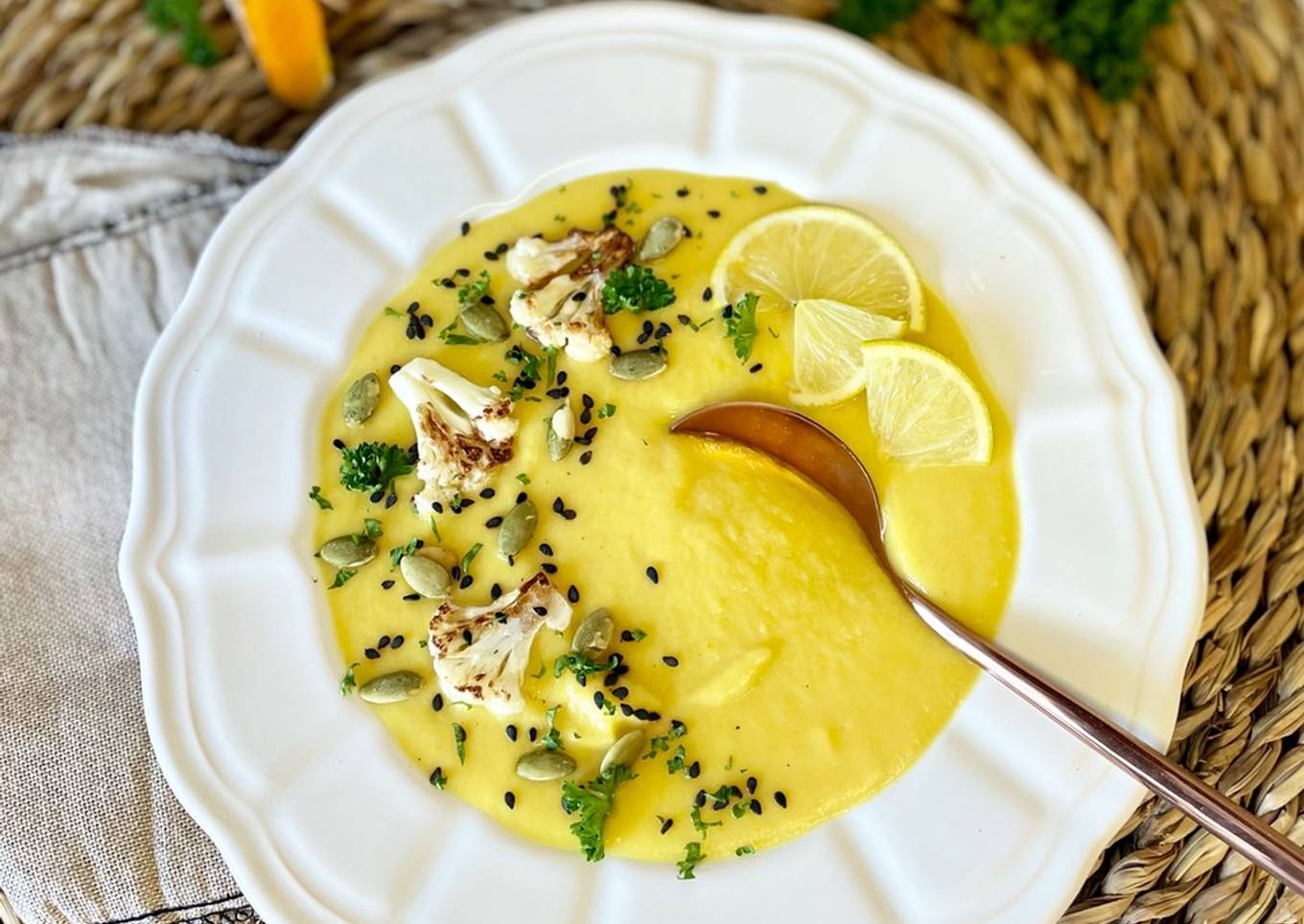 Crema de coliflor y batata a la cúrcuma