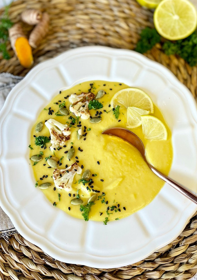 Una foto de Crema de coliflor y batata a la cúrcuma