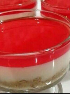 صورة لوصفة طبقات المهلبية بالبسكويت والجلي