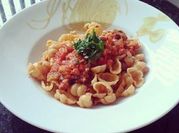 Una foto de gnocchi con tomate