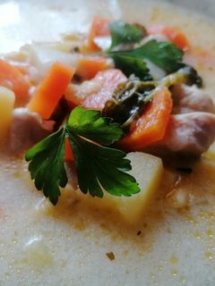 Tárkonyos csirkeraguleves gazdagon recept fotója