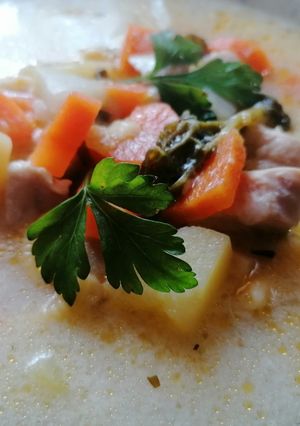 Tárkonyos csirkeraguleves gazdagon recept fotója