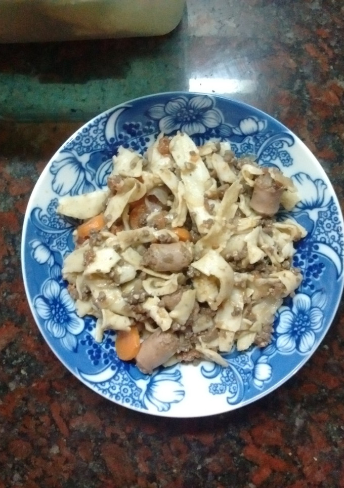 Una foto de Fideos caseros cortados a cuchillo y con mi salsa bolognesa