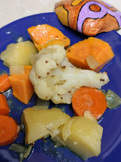 Una foto de Gratinado de coliflor, patatas, batata y zanahorias