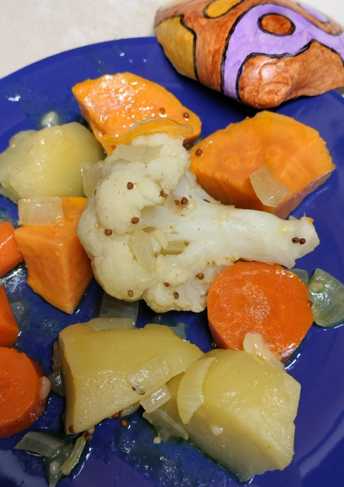 Una foto de Gratinado de coliflor, patatas, batata y zanahorias