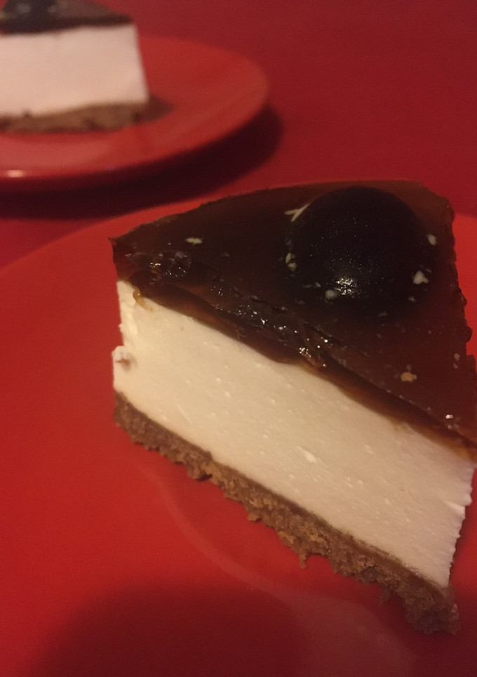 Una foto de Tarta de Queso y Uvas con Vino Dulce