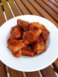 Hình của món Sườn ram mặn ngọt.