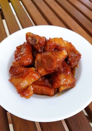 Hình của món Sườn ram mặn ngọt.
