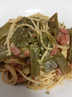 Una foto de Spaghettis integrales, con Judías verdes salteadas con jamón