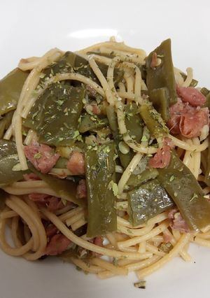 Una foto de Spaghettis integrales, con Judías verdes salteadas con jamón