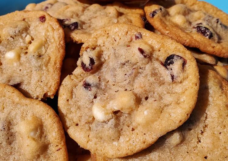 How to Make Homemade White Chocolate and Cranberry Cashew Cookies