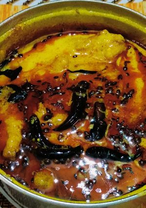 A picture of Onion pakoda curry.