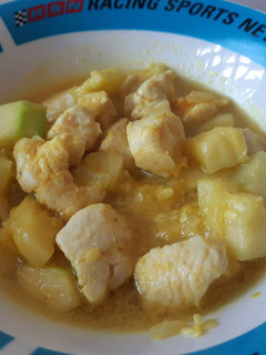 Una foto de Pollo con calabacín y cúrcuma