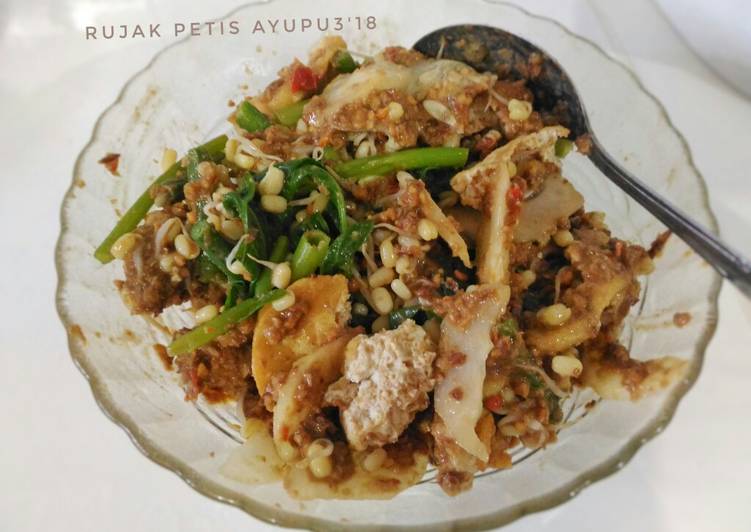 Langkah Mudah untuk Menyiapkan Rujak petis, Menggugah Selera