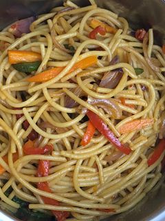 A picture of Stir fry spaghetti.