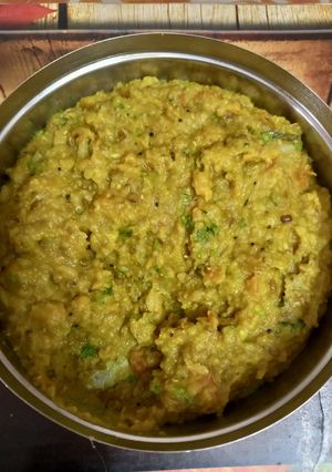 વઘારેલી ખીચડી (Vaghareli Khichdi Recipe In Gujarati) રેસીપી મુખ્ય ફોટો