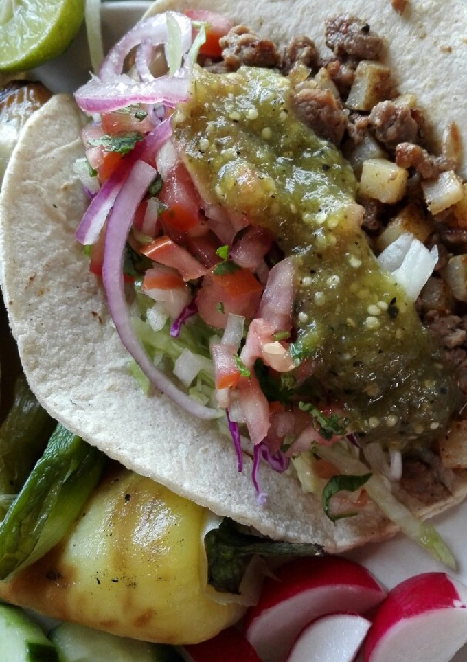 Una foto de Tacos de bistec con papas