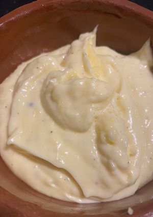 Una foto de Mayonesa casera con limón 🍋🍋‍🟩🥚