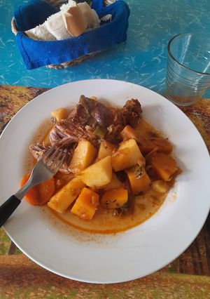 Una foto de Bondiola especial para días muy fríos 🥩 en olla o al horno con verduras