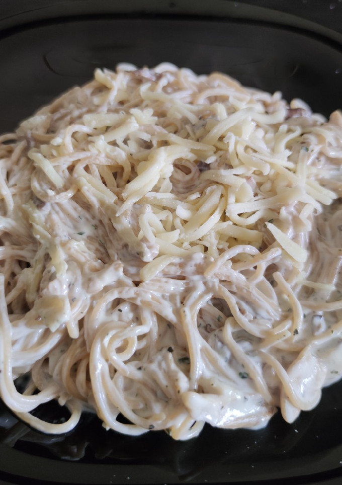 Una foto de Espaguetis a las finas hierbas con setas 🧀 🍄