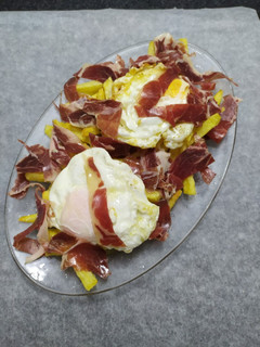 Una foto de Huevos rotos con jamón ibérico