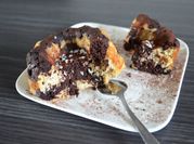 Une photo de gâteau chocolat avec compote