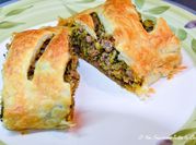 Una foto di strudel salato con carne