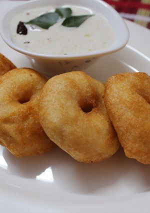 A picture of Medu Vada With Sesame Chutney.